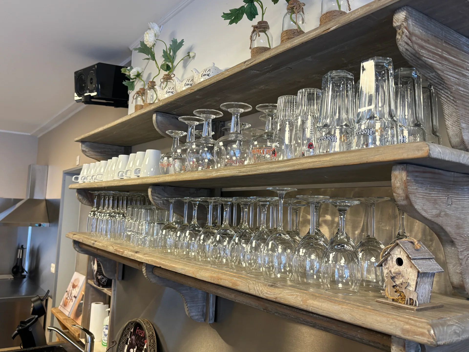 Vaisselle soignée et verres disponibles gratuitement sur place