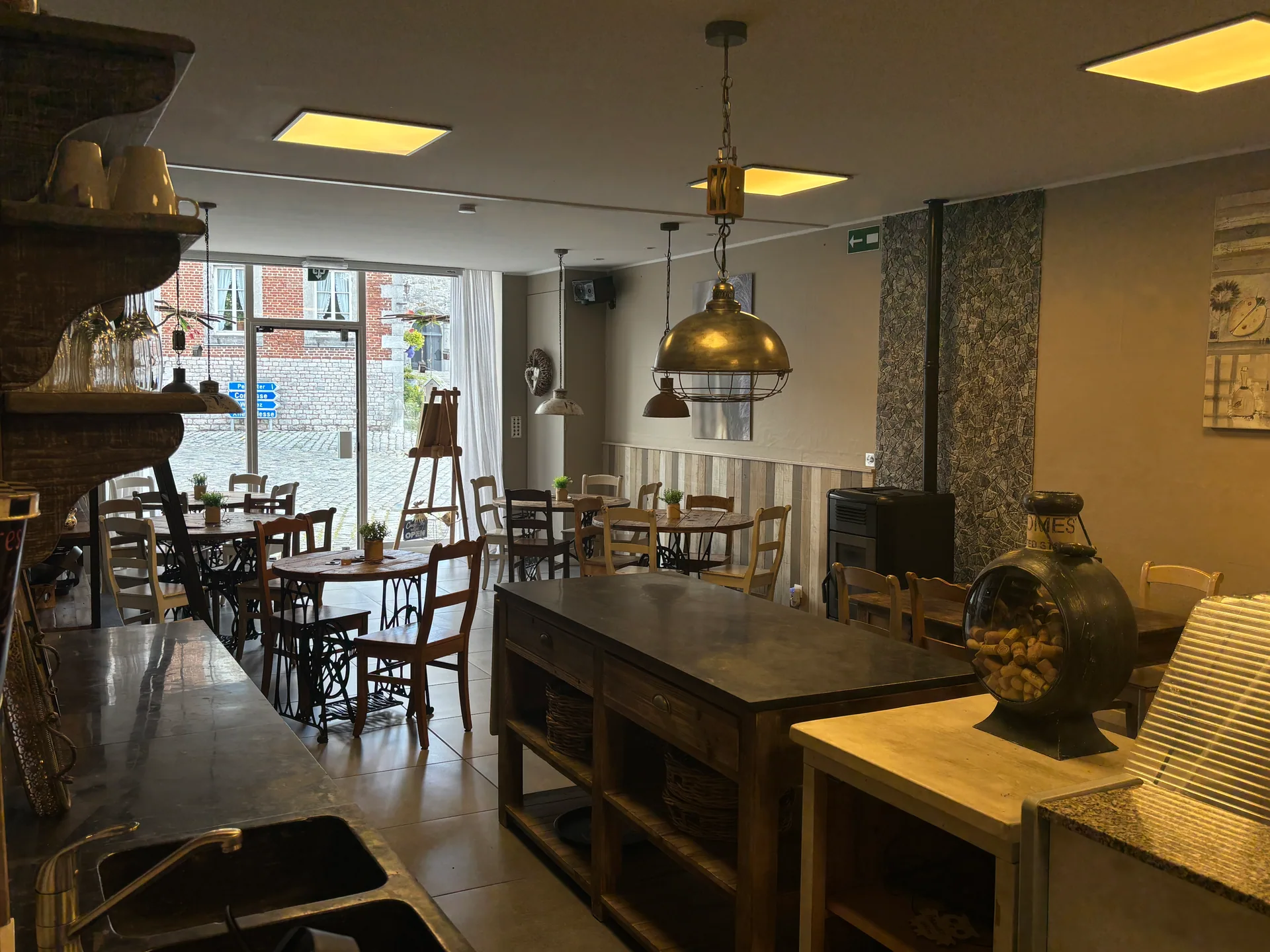 Vue d’ensemble chaleureuse avec tables dressées et bar